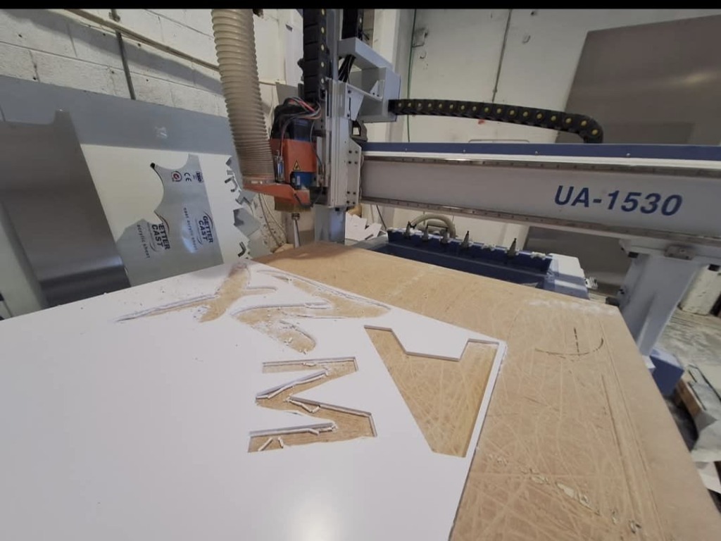 חיתוך אותיות שלט במכונת CNC מתקדמת - י.ק פרויקטים