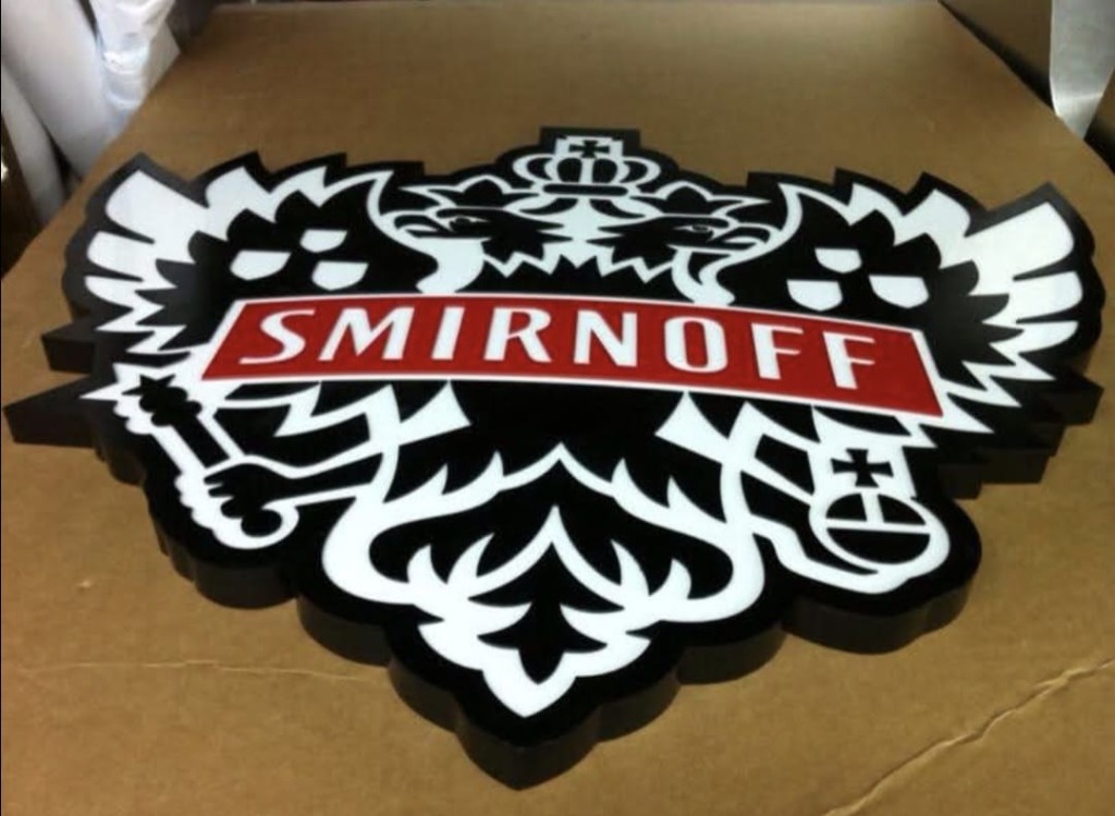 שלט יוקרתי מואר למותג סמירנוף Smirnoff - שילוט פנים לעסקים
